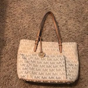 I'm selling a Medium sized Micheal Kors Purse.